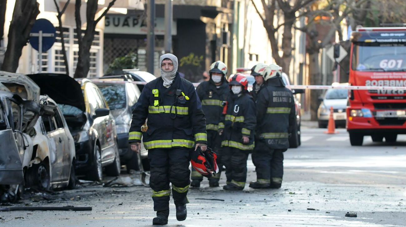 Varios coches y motos fueron incendiados en Villa Crespo.