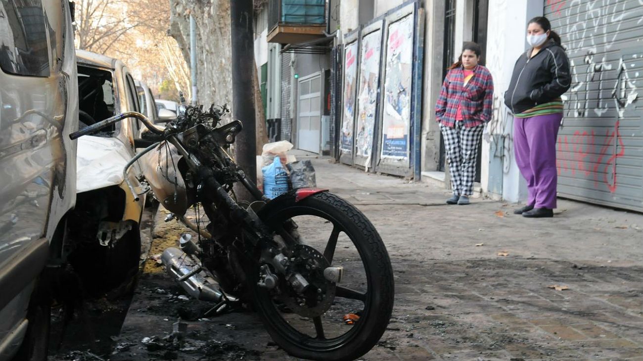 Varios coches y motos fueron incendiados en Villa Crespo.