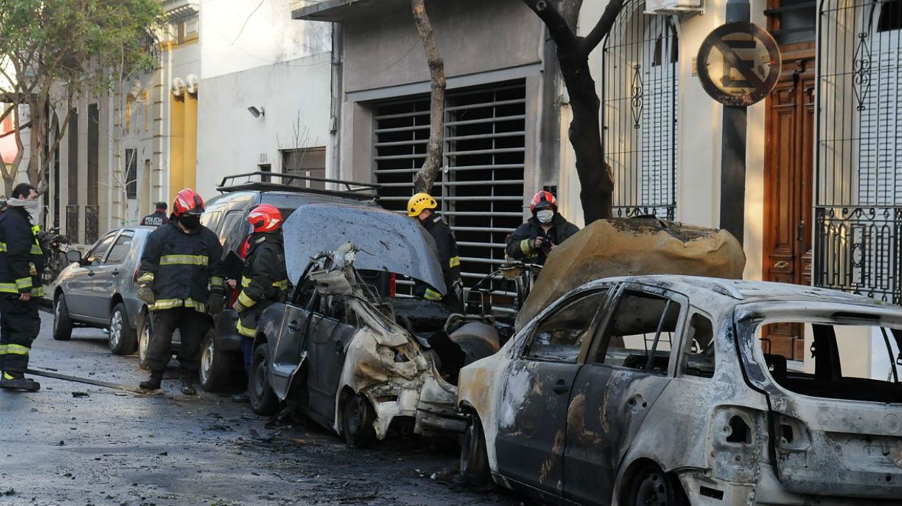 Varios coches y motos fueron incendiados en Villa Crespo.