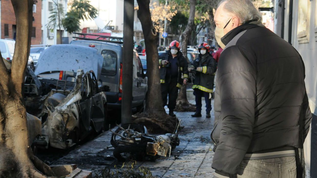 Varios coches y motos fueron incendiados en Villa Crespo.