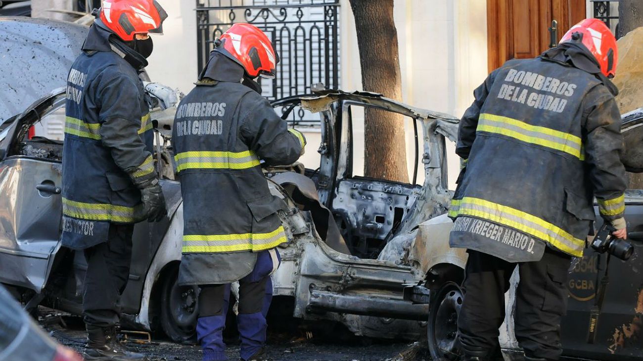 Varios coches y motos fueron incendiados en Villa Crespo.