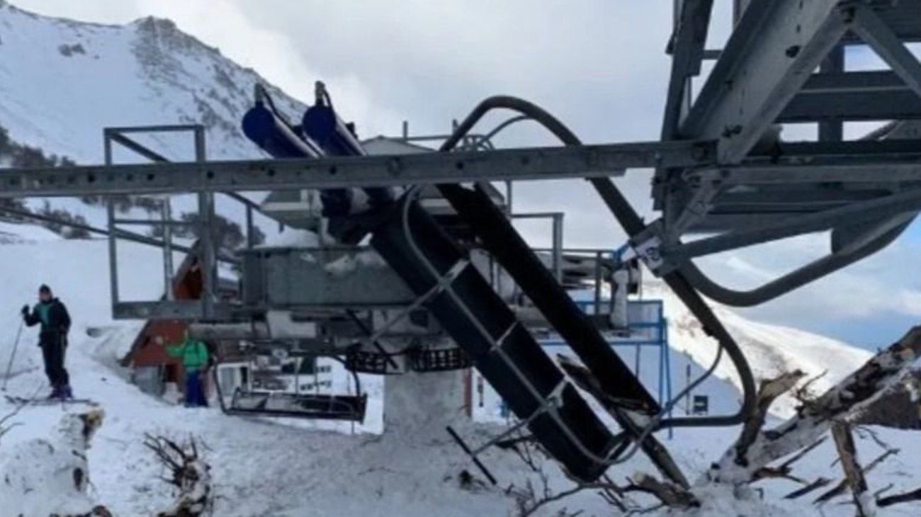Así quedó la telesilla cuádruple en el centro de esquí La Hoya, tras la avalancha.