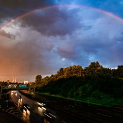 Se ve un arco iris y nubes oscuras sobre la ciudad de Dortmund, Alemania occidental. | Foto:Ina Fassbender / AFP