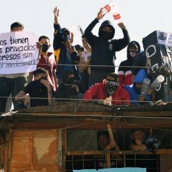 Los reclusos de la prisión de San Sebastián en Cochabamba, Bolivia, gritan consignas durante un motín que exige medidas de bioseguridad después de la muerte de dos compañeros supuestamente infectados con COVID-19, durante la pandemia de coronavirus. | Foto:STR / AFP