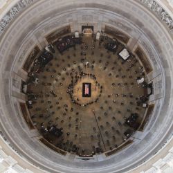Los miembros del Congreso de los Estados Unidos se encuentran en un círculo alrededor del ataúd del pionero de los derechos civiles y antiguo representante de los Estados Unidos John Lewis (D-GA), quien murió el 17 de julio, mientras Lewis se encuentra en el estado en el centro de la Rotonda del Capitolio en Washington, DC. | Foto:JONATHAN ERNST / POOL / AFP