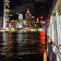Una mujer con una máscara facial toma un Star Ferry en el puerto de Victoria desde el lado de Kowloon hasta la isla de Hong Kong. | Foto:ANTHONY WALLACE / AFP