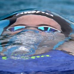 La nadadora checa Katerina Matoskova compite durante la final femenina de 200 metros de espalda del evento Four Nations Swimming en Budapest, Hungría. | Foto:ATTILA KISBENEDEK / AFP