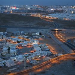 Se muestra un vecindario vacío en la capital de Omán, Muscat, en medio de un bloqueo para evitar la propagación del coronavirus COVID-19. | Foto:MOHAMMED MAHJOUB / AFP