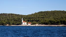 Los faros de piedra son típicos de la costa croata. En algunos se puede pernoctar. Foto: Anita Arneitz/dpa