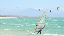 El paraíso de surfistas Playa Valdevaqueros, en la costa atlántica. Foto: Manuel Meyer/dpa-tmn