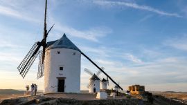 Los molinos de viento históricos de Consuegra, donde fue ambientada la novela de Don Quijote de la Mancha. Foto: Jens Kalaene/dpa-Zentralbild/dpa-tmn