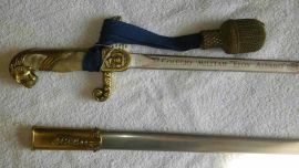 El espadín se entrega a los cadetes del primer año, en la ceremonia de entrega de armas que coincide con el Día del Ejército Ecuatoriano.