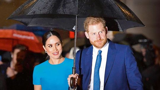 Todo acerca de la biografía de Meghan y Harry que inquieta a la familia real