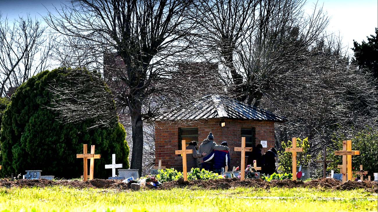 CEMENTERIO DE FLORES AL LIMITE EN SECTOR COVID