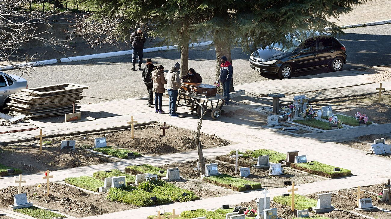 CEMENTERIO DE FLORES AL LIMITE EN SECTOR COVID