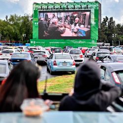 Las personas asisten a un cine drive-in en el hipódromo Hermanos Rodríguez en la Ciudad de México, en medio de la nueva pandemia de coronavirus. | Foto:PEDRO PARDO / AFP