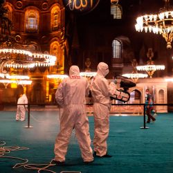 Los trabajadores del municipio de Fatih desinfectan el interior de la mezquita de Santa Sofía después de la oración nocturna en Estambul. | Foto:Yasin Akgul / AFP