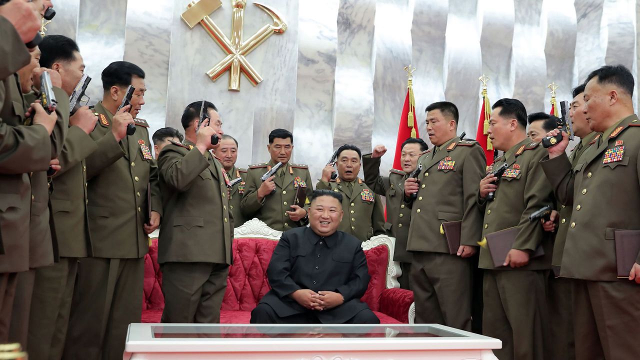 El líder norcoreano Kim Jong Un asistiendo a una ceremonia para conferir pistolas conmemorativas  | Foto:STR / KCNA VIA KNS / AFP