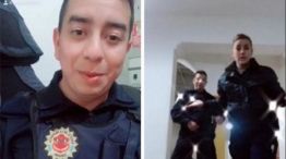 Policías bailando en la comisaría