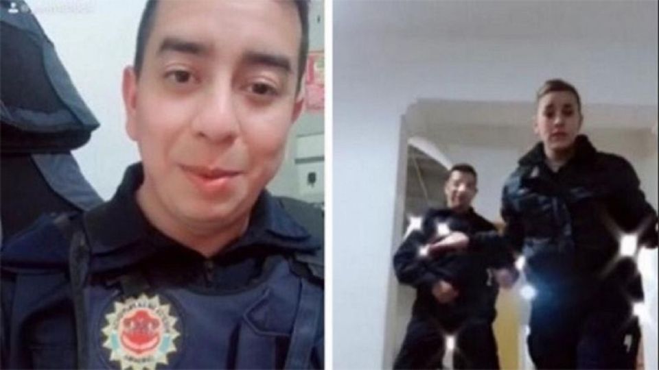 Policías bailando en la comisaría