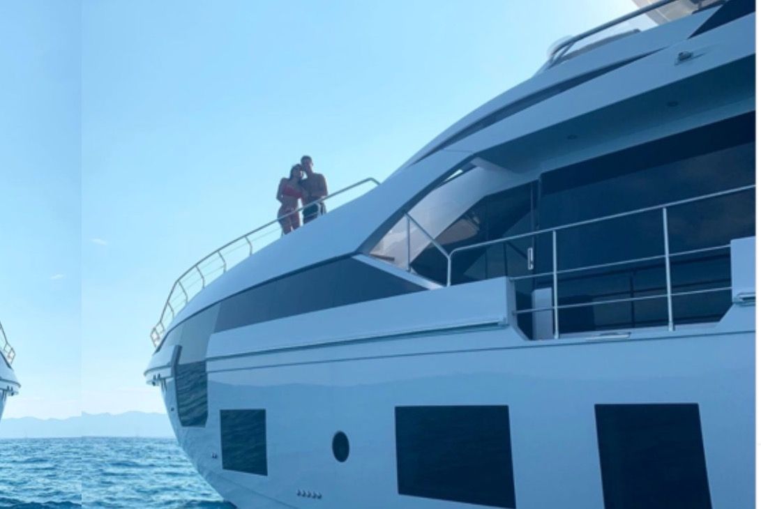 Ronaldo y su familia en Azimut, el yate de su propiedad donde pasa sus vacaciones.