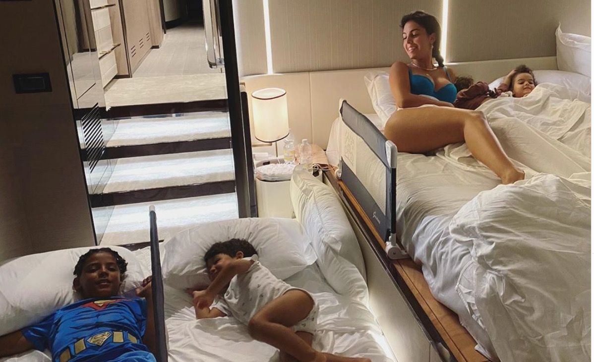 Ronaldo y su familia en Azimut, el yate de su propiedad donde pasa sus vacaciones.