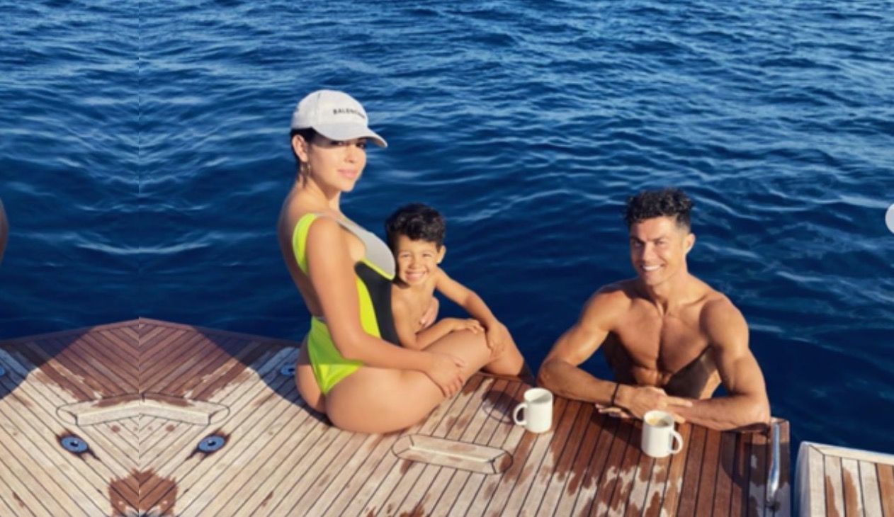 Ronaldo y su familia en Azimut, el yate de su propiedad donde pasa sus vacaciones.