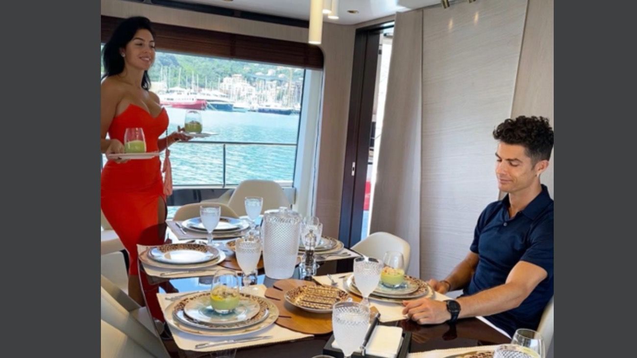 Ronaldo y su familia en Azimut, el yate de su propiedad donde pasa sus vacaciones.