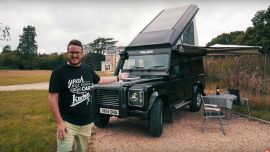 El Defender tiene una carpa en el techo donde pueden dormir dos persones.