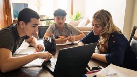 Las madres apoyan en la realización de las tareas escolares.