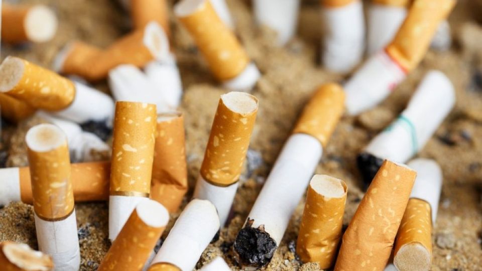“Si fumás: no tires la colilla de cigarrillo al piso (guardala y buscá un tacho)”, plantea la campaña.
