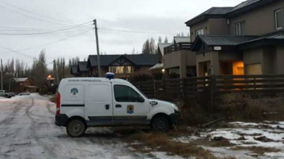 La reconstrucción judicial frente a la casa donde fue asesinado Fabián Gutiérrez, en El Calafate.