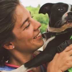 Leila Peluso López es médica veterinaria y recorre el Delta en la primera lancha ambulancia de la zona.