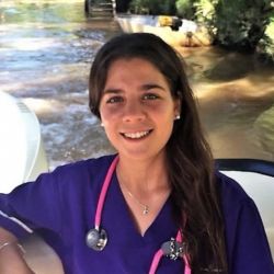 Leila Peluso López es médica veterinaria y recorre el Delta en la primera lancha ambulancia de la zona.