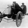 Henry Ford manejando el auto de carreras 999.