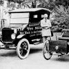 Año 1924. HenryFord junto al modelo T 10 millones y al Cuadriciclo. 