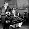 Henry Ford en 1932 con un nuevo motor V8 más liviano, menos costoso y más potente que los V8 de la competencia.