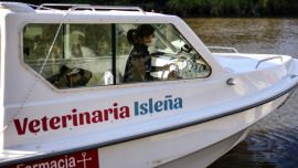 Leila López atiende las mascotas del Delta a bordo de su lancha ambulancia. Es la primera doctora del país con una embarcación propia de este tipo.