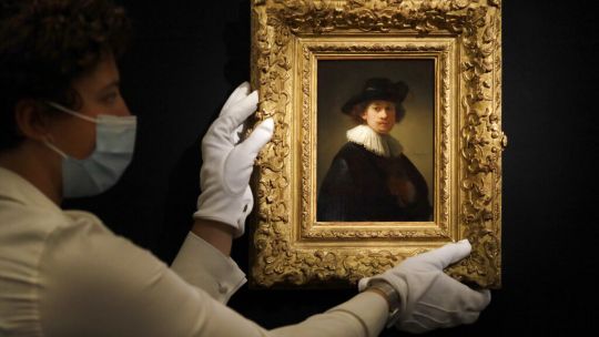 "Autorretrato con cuello de encaje y sombrero negro", de Rembrandt, se vendió por 18,7 millones de dólares en Sotheby's (Londres)..
