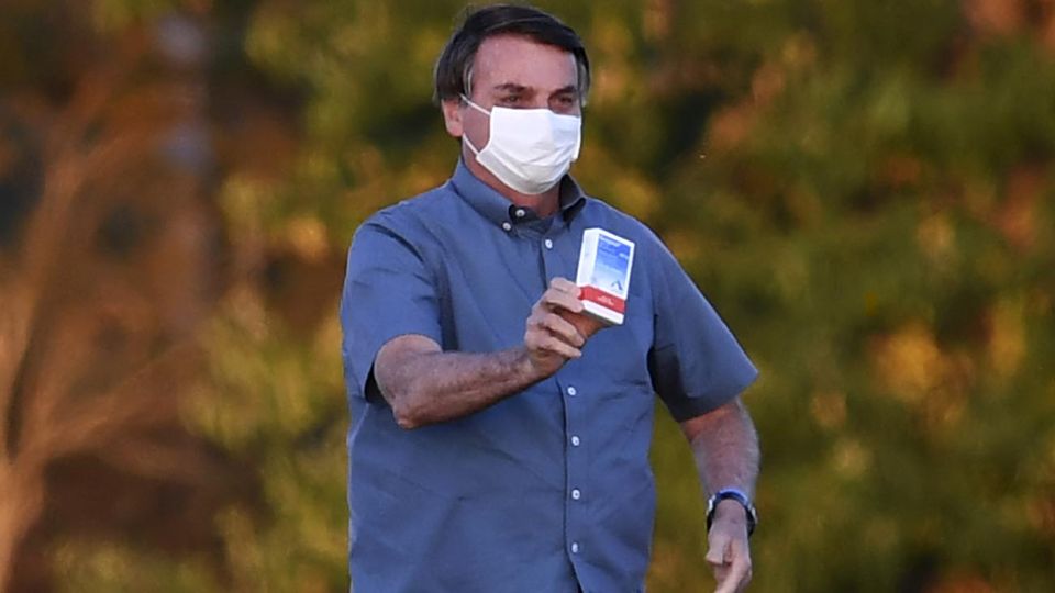 Bolsonaro dio positivo el 7 de julio y permaneció casi 3 semanas en cuarentena durante las cuales recomendó consumir hidroxicloroquina.