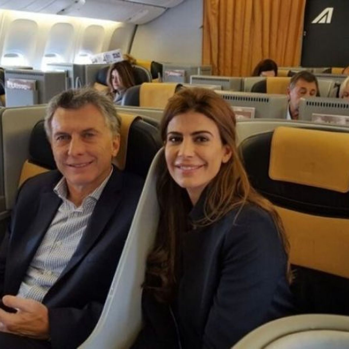 Caras El Sencillo Look De Juliana Awada Para Viajar A Paris Junto A Mauricio Macri Y Antonia