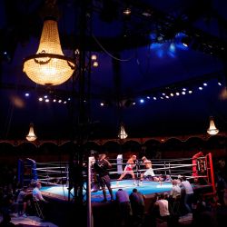 El boxeador francés Khalil El Hadri (C) pelea con el boxeador nicaragüense Félix García durante la noche de boxeo de Fighting Nation, el primer evento interior postcovid, dentro del circo Bormann en París. | Foto:GEOFFROY VAN DER HASSELT / AFP