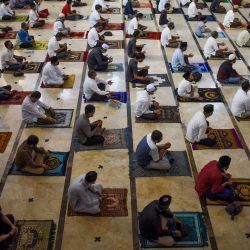 Los indonesios realizan oraciones de Eid al-Adha con distanciamiento social como medida preventiva contra el coronavirus COVID-19, en Bandung, Java Occidental. | Foto:TIMUR MATAHARI / AFP