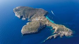 Cómo es la casa que se vende en una exclusiva isla frente a Ibiza.