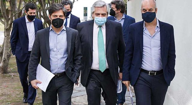 Trío. Alberto Fernández volvió a ser el mediadior entre Axel Kicillof y Horacio Rodríguez Larreta. La Ciudad buscaba avanzar con más aperturas pero esta vez el Presidente se inclinó por continuar dos semanas más como hasta ahora.