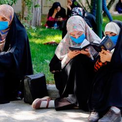 Las mujeres iraníes leyeron el Corán después de rezar el día de Arafat en la mezquita del campus de la Universidad de Teherán. | Foto:STR / AFP