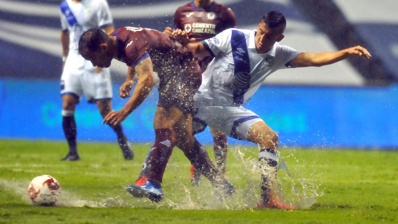 Daniel Alvarez de Puebla compite por el balón con Adrián Aldrete de Cruz Azul durante su partido del torneo de fútbol Guardianes en el estadio Cuauhtémoc en Puebla, Estado de Puebla, México. | Foto:Victor Cruz / AFP