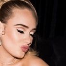 El impactante cambio de look de Adele: melena más rubia y con rulos 