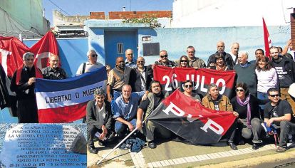 Militantes. Frente a la modesta casa de Valentín Alsina, donde se ocultaba la dirigencia.