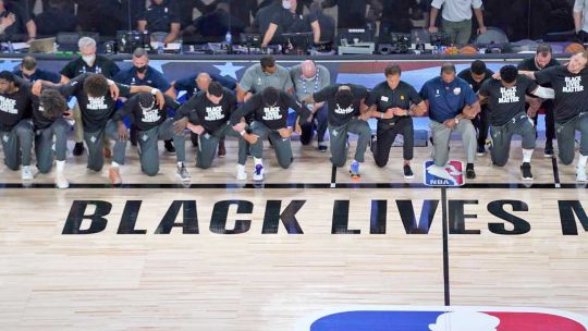 Protesta. Jugadores arrodillados durante el himno, mensajes en las camisetas y el espíritu del Black Lives Matter. Así fue el regreso de la mejor liga de básquet del mundo.